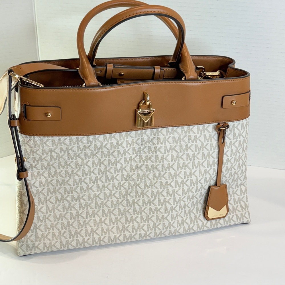 🆕 Michael Kors Jet Set Travel Medium Satchel Tote – Vanilla/Acorn MK Signature